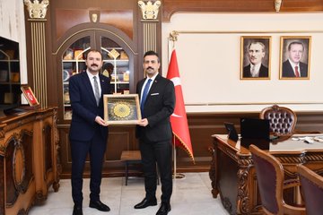 Savur Kaymakamı Fatih ÇEVİK, Kaymakamımız Ömer Tuğrul KUNDAKÇI’ya veda ziyaretinde bulundu.