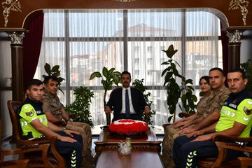 Kaymakamımız Ömer Tuğrul KUNDAKÇI,Jandarma Teşkilatımızın 186.Kuruluş yıl dönümü sebebiyle İlçe J.Kom.Yzb.Özgün Bilge ve beraberindekileri ağırladı.