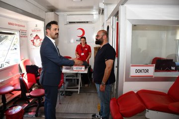 Kaymakamımız Ömer Tuğrul KUNDAKÇI, ilçemizi ziyaret eden Kızılay Gezici Kan Bağış Aracı’nda gönüllü olarak kan bağışında bulundu.