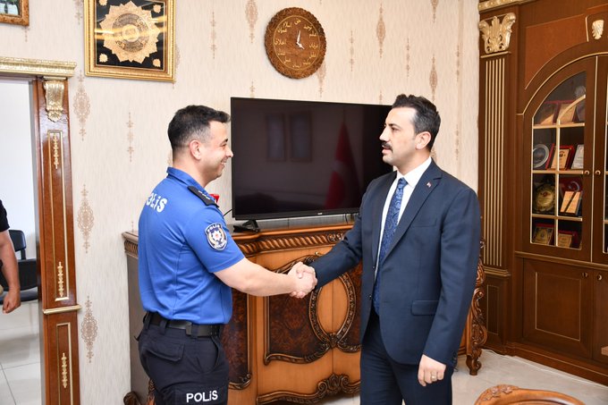 Kaymakamımız Ömer Tuğrul KUNDAKÇI, İlçe Emniyet Amirliğine atanan Başkomiser Samet Doğan'ı makamında ağırladı.